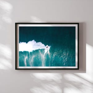Impresión aérea de surfista / Fotografía de olas de surf / Arte mural original / Póster del océano