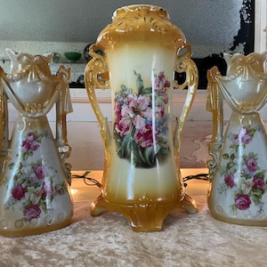 美しい花のモチーフがあしらわれたアンティークの花瓶、エドワード朝、ビクトリア朝、プロイセン、ドイツ