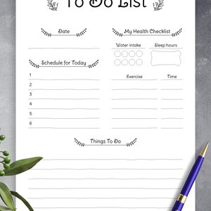 Può includere: Un elenco di cose da fare stampabile bianco con sezioni per la pianificazione, il monitoraggio della salute e le attività generali. Include una penna e delle graffette. Il testo include "To Do List", "Date", "Schedule for Today", "My Health Checklist" e "Things To Do".
