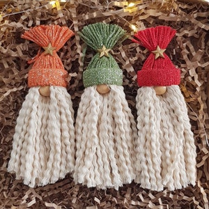 Anpassad makramé-tomteprydnad - Boho julgransdekoration, första julklapp, glittrande jultomte, familjeprydnad, högtidsdvärg