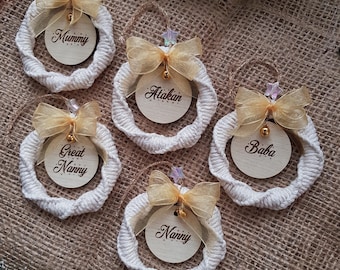 Coronas y adornos navideños personalizables para tu hogar. ¡Perfectas para la Navidad de amigos, coronas bohemias únicas y coronas de malla decorativas vibrantes!