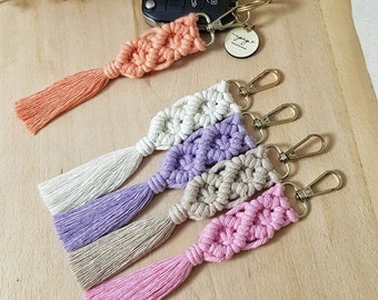 Abalorio de bolso bohemio hecho a mano y llavero de macramé - Favores de despedida de soltera y baby shower