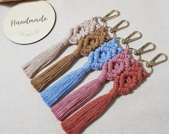 Llaveros bohemios de macramé: dijes hechos a mano para bolsos, dijes para mochilas y más. Accesorios con estilo para un ambiente bohemio