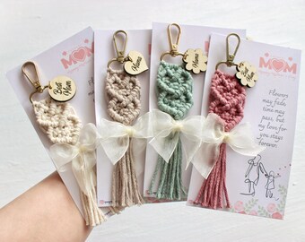Regalo para el Día de la Madre: Llavero de macramé hecho a mano, accesorio bohemio personalizado, opción de nombre personalizado, el recuerdo favorito de mamá, hecho con amor.