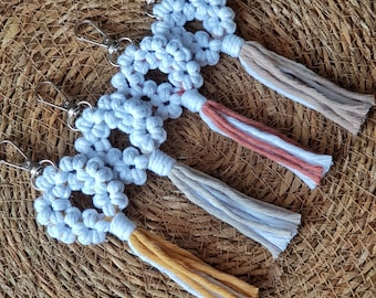 Llavero de flor de macramé / Llavero de margarita / Llavero de flor / Llavero bohemio / Lindo regalo de dama de honor de boda / Regalo para ella /