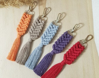 Llaveros de macramé personalizados: regalos bohemios personalizados, dijes para bolsos y dijes para mochilas - Regalos para novias y baby shower