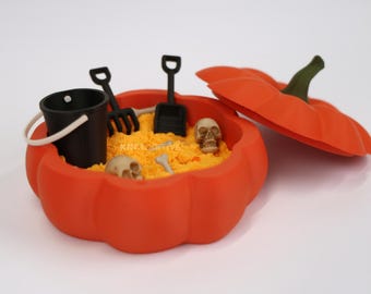 Mini giardino zen con sabbiera a tema zucca spettrale, completo di sabbia e attrezzi.