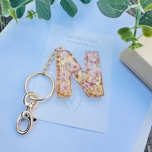 Custom Initial Keychain, Pastel and Gold Letter Keyring, Resin Letter, Bachelorett favor, Bridesmaid Gift, Pressed flower gift for sweet 16