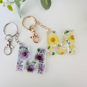 Real pressed flowers Initial Keychain for women, purple keyring, new car gift, resin keychain friendship gift, birthday nature lover gift