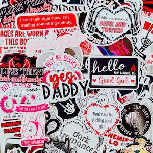 Peut inclure: Une collection d'autocollants sur le thème de la romance sombre. Les autocollants sont principalement en noir et blanc avec des accents rouges. Certains autocollants présentent des crânes, des cœurs et du texte qui dit "dark romance", "bonne fille", "achetez-moi des livres" et "oui papa".