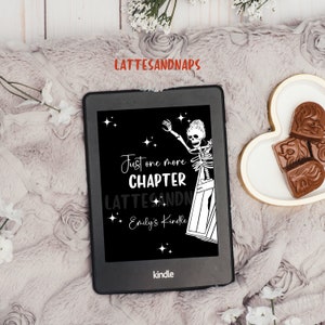 Puede incluir: Una ilustraci&oacute;n en blanco y negro de un esqueleto leyendo un libro en un lector electr&oacute;nico Kindle. El texto en la pantalla dice "Just one more chapter" y "Lattes and Naps - Emily's Kindle".