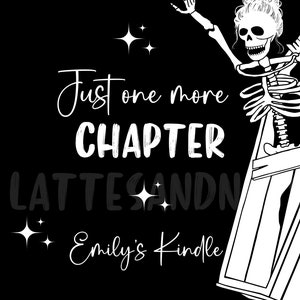 Puede incluir: Una ilustraci&oacute;n en blanco y negro de un esqueleto sosteniendo un libro con el texto "Just one more chapter" y "Latte sand" y "Emily's Kindle".
