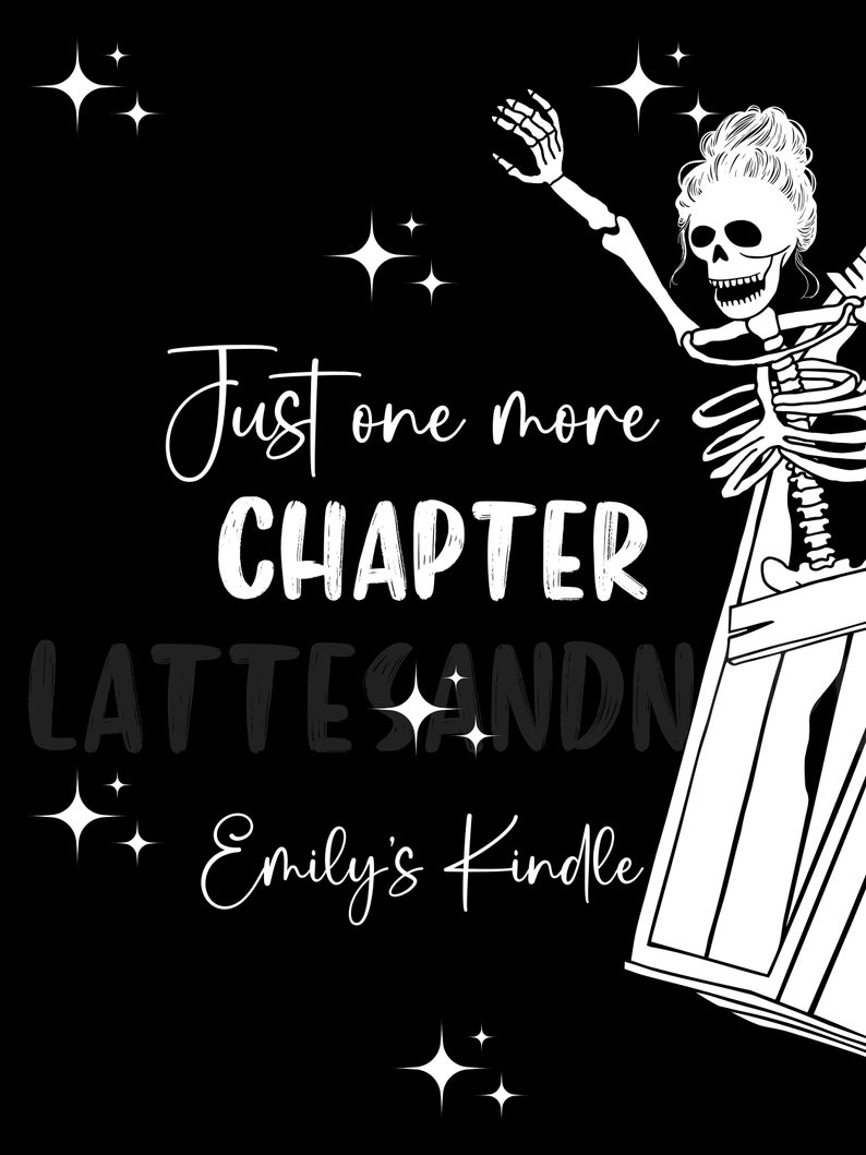 Puede incluir: Una ilustraci&oacute;n en blanco y negro de un esqueleto sosteniendo un libro con el texto "Just one more chapter" y "Latte sand" y "Emily's Kindle".