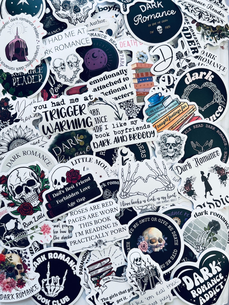 Op de afbeelding: Een verzameling zwart-witte stickers met gotische en dark romance thema's. Ontwerpen omvatten schedels, rozen, boeken en zinnen als "Dark Romance", "Trigger Warning" en "I love books as dark as my heart."