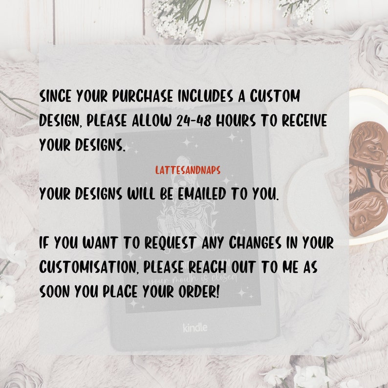 Puede incluir: Texto sobre un fondo blanco con un rect&aacute;ngulo gris en el centro. El texto dice: "Dado que su compra incluye un dise&ntilde;o personalizado, permita de 24 a 48 horas para recibir sus dise&ntilde;os.  LATTESANDNAPS Sus dise&ntilde;os se le enviar&aacute;n por correo electr&oacute;nico. Si desea solicitar alg&uacute;n cambio en su personalizaci&oacute;n, p&oacute;ngase en contacto conmigo tan pronto como realice su pedido!"