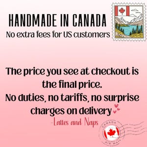 Op de afbeelding: Een roze achtergrond met de tekst "HANDMADE IN CANADA" en "No extra fees for US customers." De tekst gaat verder met "The price you see at checkout is the final price. No duties, no tariffs, no surprise charges on delivery."