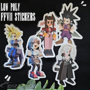 Puede incluir: Una colección de pegatinas FFVII de baja poli, con varios personajes. Las pegatinas tienen un diseño poligonal con colores distintivos, incluyendo azul, rosa y negro. El texto "LOW POLY FFVII STICKERS" se muestra en la parte superior.