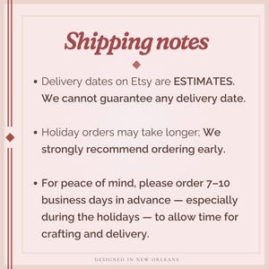 K&ouml;nnte beinhalten: Eine quadratische Infografik mit hellrosa Hintergrund und dunkelrotem Text. Die &Uuml;berschrift lautet Shipping notes. Die Aufz&auml;hlungspunkte besagen, dass Etsy-Liefertermine Sch&auml;tzungen sind, Feiertagsbestellungen l&auml;nger dauern k&ouml;nnen und man 7-10 Werktage im Voraus f&uuml;r Anfertigung und Lieferung bestellen sollte. Die Fu&szlig;zeile lautet DESIGNED IN NEW ORLEANS.
