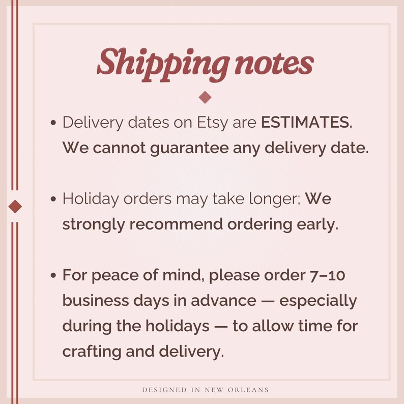 K&ouml;nnte beinhalten: Eine quadratische Infografik mit hellrosa Hintergrund und dunkelrotem Text. Die &Uuml;berschrift lautet Shipping notes. Die Aufz&auml;hlungspunkte besagen, dass Etsy-Liefertermine Sch&auml;tzungen sind, Feiertagsbestellungen l&auml;nger dauern k&ouml;nnen und man 7-10 Werktage im Voraus f&uuml;r Anfertigung und Lieferung bestellen sollte. Die Fu&szlig;zeile lautet DESIGNED IN NEW ORLEANS.