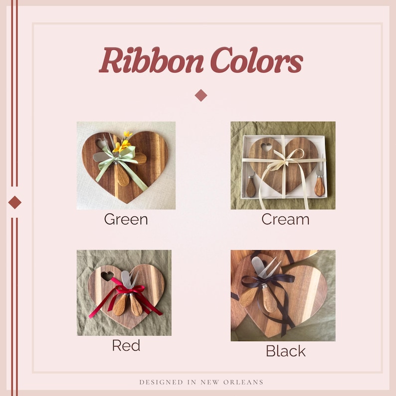 Pu&ograve; includere: Taglieri in legno a forma di cuore con utensili abbinati, ciascuno adornato con un nastro verde, crema, rosso o nero. L'immagine mostra il testo "Ribbon Colors" e "Designed in New Orleans".