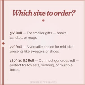 K&ouml;nnte beinhalten: Eine hellrosa Infografik mit dunkelrotem Text unter der &Uuml;berschrift Which size to order? Sie listet drei Optionen auf: eine 91 cm Rolle f&uuml;r B&uuml;cher, Kerzen oder Tassen; eine 183 cm Rolle f&uuml;r Pullover oder Schuhe; und eine 457 cm Rolle f&uuml;r Spielzeugsets.