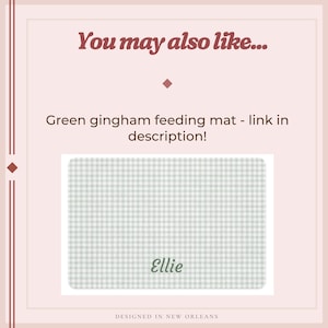 Puede incluir: Una alfombrilla de alimentaci&oacute;n de cuadros vichy verde claro y blanco con el nombre "Ellie" en cursiva. El texto "You may also like..." y "Green gingham feeding mat - link in description!" se muestran encima de la alfombrilla. Las palabras "DESIGNED IN NEW ORLEANS" est&aacute;n en la parte inferior.