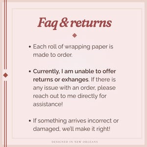 以下が含まれることがあります： クリーム色のグラフィックで、バーガンディのスクリプトで「Faq & returns」というテキストが表示されています。下のテキストは、注文した包装紙、返品、破損したアイテムに関するショップのポリシーを詳しく説明しています。「Designed in New Orleans」というフレーズが一番下にあります。
