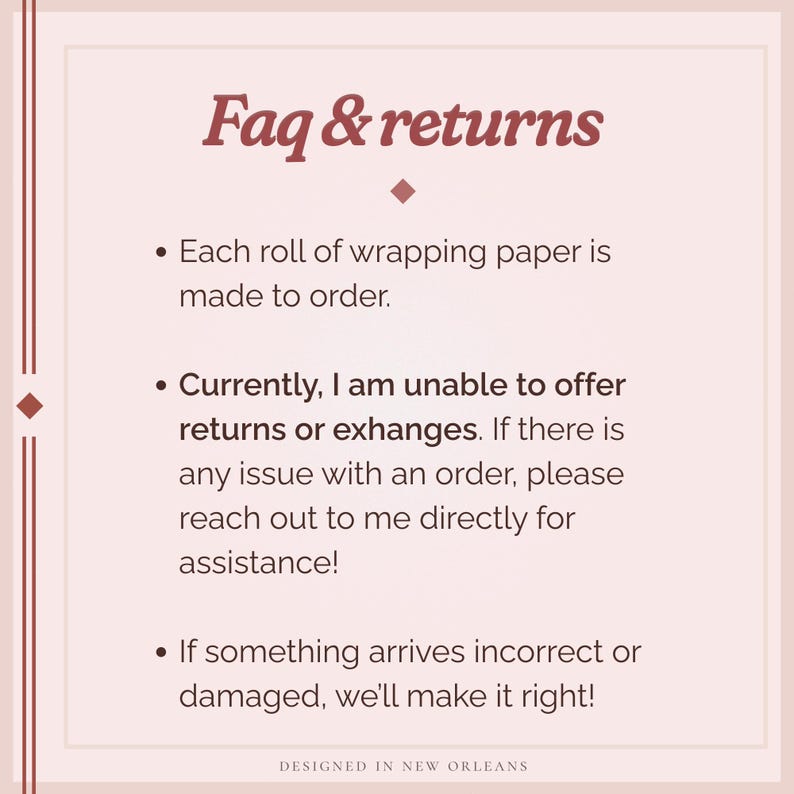 以下が含まれることがあります： クリーム色のグラフィックで、バーガンディのスクリプトで「Faq & returns」というテキストが表示されています。下のテキストは、注文した包装紙、返品、破損したアイテムに関するショップのポリシーを詳しく説明しています。「Designed in New Orleans」というフレーズが一番下にあります。