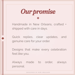 Pu&ograve; includere: Grafica rosa chiaro con il testo "Our promise" in corsivo bordeaux. Il testo sottostante descrive articoli fatti a mano, risposte rapide e design personalizzati. La frase "Designed in New Orleans" &egrave; in basso.
