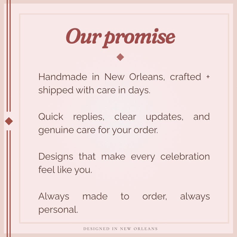 Pu&ograve; includere: Grafica rosa chiaro con il testo "Our promise" in corsivo bordeaux. Il testo sottostante descrive articoli fatti a mano, risposte rapide e design personalizzati. La frase "Designed in New Orleans" &egrave; in basso.