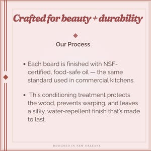 Pu&ograve; includere: Grafica rosa chiaro con il testo "Crafted for beauty + durability" e "Our Process". Il testo descrive l'uso di olio alimentare certificato NSF e un trattamento condizionante per il legno.