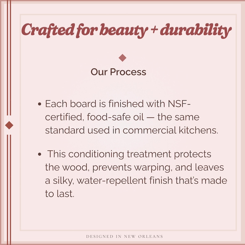 Pu&ograve; includere: Grafica rosa chiaro con il testo "Crafted for beauty + durability" e "Our Process". Il testo descrive l'uso di olio alimentare certificato NSF e un trattamento condizionante per il legno.