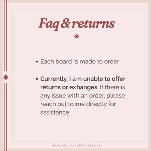 Pu&ograve; includere: Grafica quadrata con il testo "Faq & returns" in un carattere script color bordeaux. Il testo sottostante afferma che ogni tavola &egrave; realizzata su ordinazione e che non vengono offerti resi o cambi. La parte inferiore della grafica recita "DESIGNED IN NEW ORLEANS."