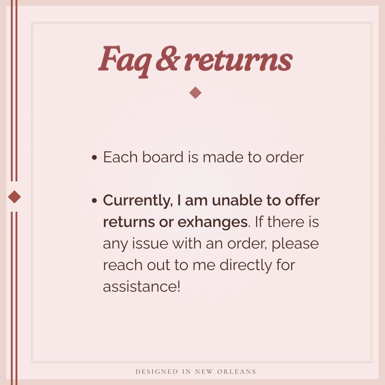 Pu&ograve; includere: Grafica quadrata con il testo "Faq & returns" in un carattere script color bordeaux. Il testo sottostante afferma che ogni tavola &egrave; realizzata su ordinazione e che non vengono offerti resi o cambi. La parte inferiore della grafica recita "DESIGNED IN NEW ORLEANS."