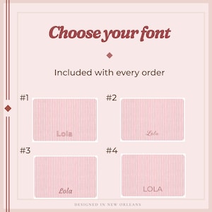 Puede incluir: Gr&aacute;fico con el texto "Elige tu fuente" y "Incluido con cada pedido". Se muestran cuatro rect&aacute;ngulos rosas con el nombre "Lola" en diferentes fuentes. El texto "Dise&ntilde;ado en Nueva Orleans" est&aacute; en la parte inferior.