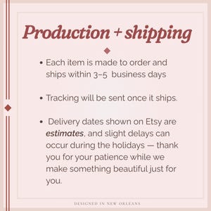 Puede incluir: Gr&aacute;fico color crema con el texto "Production + shipping" en escritura burdeos. Vi&ntilde;etas detallan el proceso de fabricaci&oacute;n bajo pedido, env&iacute;o en 3-5 d&iacute;as h&aacute;biles e informaci&oacute;n de seguimiento. El texto tambi&eacute;n menciona posibles retrasos durante las vacaciones. La parte inferior del gr&aacute;fico dice "DESIGNED IN NEW ORLEANS."