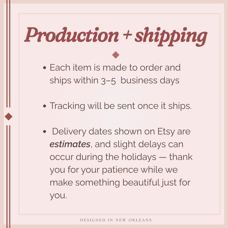 Puede incluir: Gr&aacute;fico color crema con el texto "Production + shipping" en escritura burdeos. Vi&ntilde;etas detallan el proceso de fabricaci&oacute;n bajo pedido, env&iacute;o en 3-5 d&iacute;as h&aacute;biles e informaci&oacute;n de seguimiento. El texto tambi&eacute;n menciona posibles retrasos durante las vacaciones. La parte inferior del gr&aacute;fico dice "DESIGNED IN NEW ORLEANS."