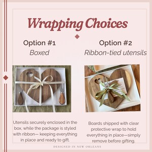 Pu&ograve; includere: Due taglieri in legno a forma di cuore con utensili, presentati in confezioni regalo. Un'opzione &egrave; confezionata con un nastro, l'altra con utensili legati con un nastro. Il testo recita "Wrapping Choices".