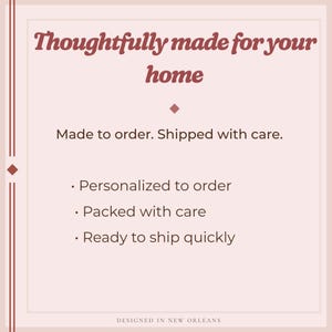 Puede incluir: Gr&aacute;fico rosa claro con el texto "Thoughtfully made for your home" en escritura burdeos. El texto adicional incluye "Made to order. Personalized to order. Packed with care. Ready to ship quickly."
