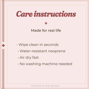 Puede incluir: Gr&aacute;fico rosa claro y crema con el texto "Care instructions" en granate. El texto de abajo dice "Made for real life" y enumera los detalles de cuidado: limpiar con un pa&ntilde;o, neopreno resistente al agua, secar al aire y no necesita lavadora. Dise&ntilde;ado en Nueva Orleans.