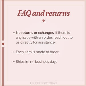 Puede incluir: Un gr&aacute;fico rosa claro con el texto "FAQ and returns" en escritura burdeos. El texto incluye informaci&oacute;n sobre devoluciones, art&iacute;culos hechos a pedido y tiempos de env&iacute;o. La frase "Designed in New Orleans" est&aacute; en la parte inferior.