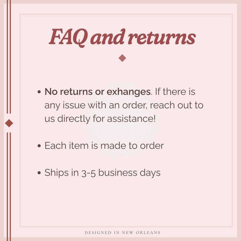 Puede incluir: Un gr&aacute;fico rosa claro con el texto "FAQ and returns" en escritura burdeos. El texto incluye informaci&oacute;n sobre devoluciones, art&iacute;culos hechos a pedido y tiempos de env&iacute;o. La frase "Designed in New Orleans" est&aacute; en la parte inferior.
