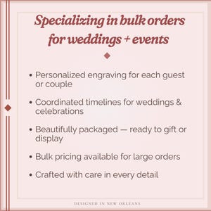 Pu&ograve; includere: Grafica rosa chiaro con testo bordeaux. Il testo recita: "Specializzati in ordini all'ingrosso per matrimoni + eventi". I punti elenco evidenziano i servizi: incisione personalizzata, tempistiche coordinate, confezione curata, prezzi all'ingrosso e lavorazione attenta. In basso c'&egrave; scritto "DESIGNED IN NEW ORLEANS".