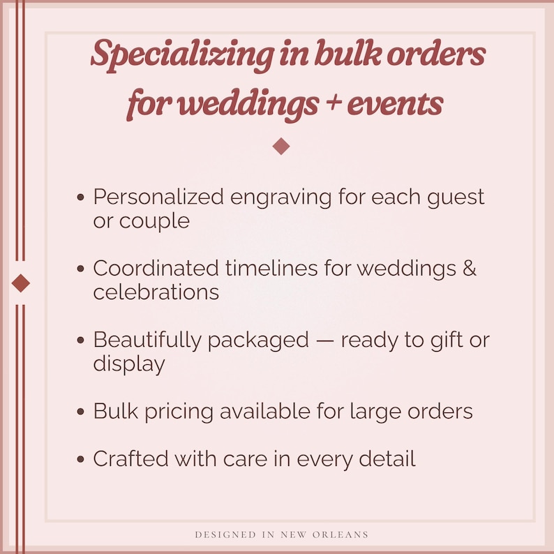 Pu&ograve; includere: Grafica rosa chiaro con testo bordeaux. Il testo recita: "Specializzati in ordini all'ingrosso per matrimoni + eventi". I punti elenco evidenziano i servizi: incisione personalizzata, tempistiche coordinate, confezione curata, prezzi all'ingrosso e lavorazione attenta. In basso c'&egrave; scritto "DESIGNED IN NEW ORLEANS".