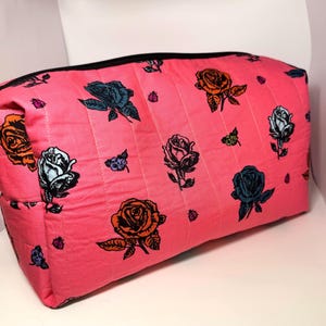 Bolsa de viaje con diseño floral para artículos de tocador, organizador de herramientas para el cabello y maquillaje, regalo para ella, bolsa portátil para proyectos de belleza para amantes de la belleza.