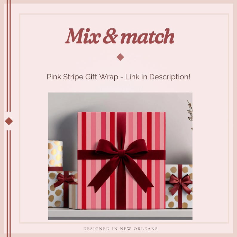 K&ouml;nnte beinhalten: Ein quadratisches Geschenkpaket in rosa-rot gestreiftem Papier, verziert mit einer dunkelroten Samtschleife. Flankiert wird das Paket von kleineren Geschenken mit goldenen Punkten, die ebenfalls mit dunkelroten Samtschleifen versehen sind.