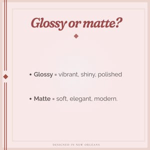 K&ouml;nnte beinhalten: Eine quadratische Grafik mit hellrosa Hintergrund und dunkelrotem Text. Die &Uuml;berschrift lautet Glossy or matte? gefolgt von Aufz&auml;hlungspunkten: Glossy = vibrant, shiny, polished und Matte = soft, elegant, modern. Unten steht DESIGNED IN NEW ORLEANS.