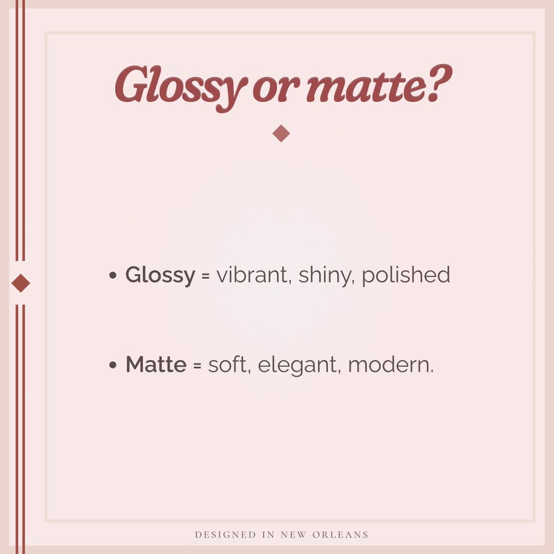 K&ouml;nnte beinhalten: Eine quadratische Grafik mit hellrosa Hintergrund und dunkelrotem Text. Die &Uuml;berschrift lautet Glossy or matte? gefolgt von Aufz&auml;hlungspunkten: Glossy = vibrant, shiny, polished und Matte = soft, elegant, modern. Unten steht DESIGNED IN NEW ORLEANS.