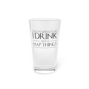 Op de afbeelding: Een helder glazen pintglas met een zwarte afbeelding waarop staat "That's what I do. I drink and I map things."