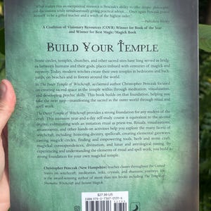 Pode incluir: Contra capa de um livro intitulado "Build Your Temple" de Christopher Penczak. O tema do livro &eacute; bruxaria e magia. A capa &eacute; um gradiente de verde e cinza com texto branco. O livro tem um c&oacute;digo de barras e o pre&ccedil;o &eacute; de $27,99.